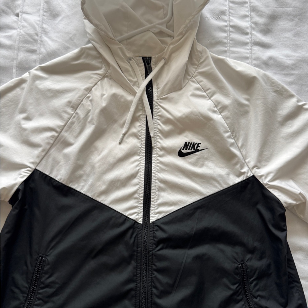 Nike White Hooded Windbreaker Jacket with Black Logo Tag